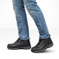 Bottes imperméables en cuir avec coutures scellées sur fond blanc