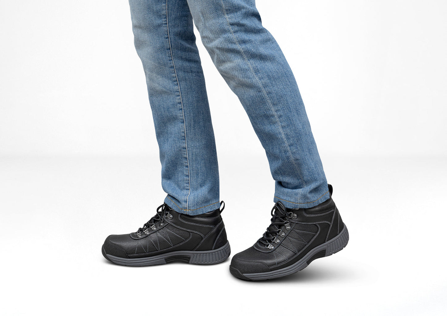 Bottes imperméables en cuir avec coutures scellées sur fond blanc