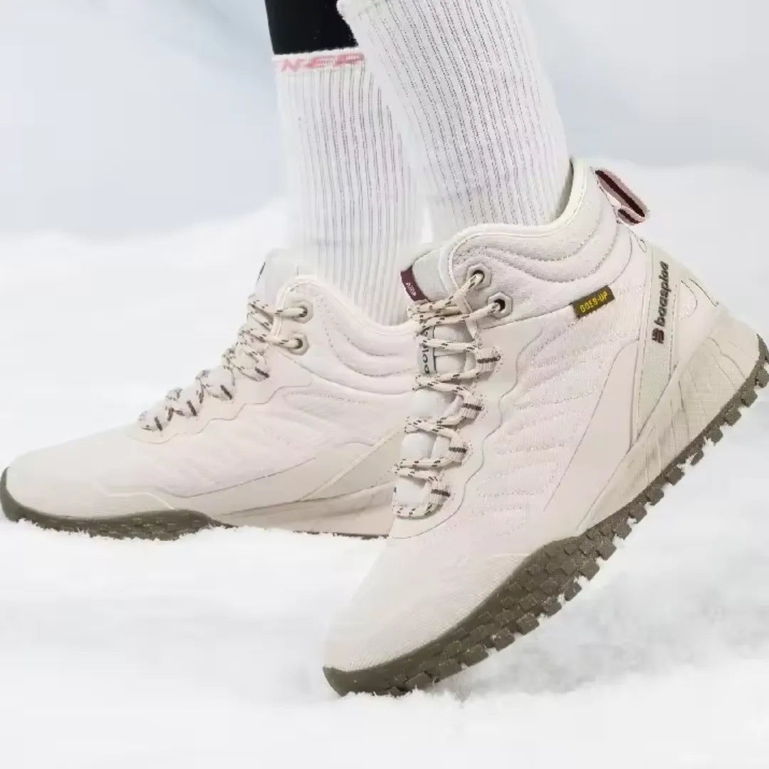 Bottes légères en mouvement sur une surface glacée