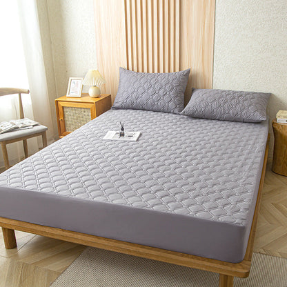 Vue complète de la protection de matelas sur un lit double