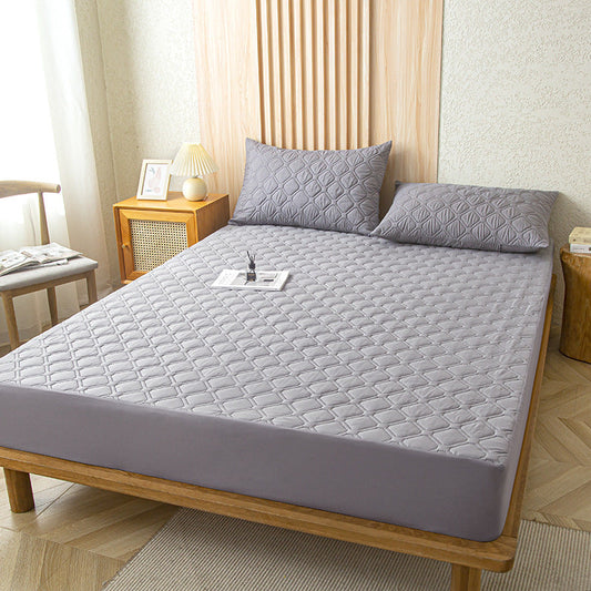 Vue complète de la protection de matelas sur un lit double