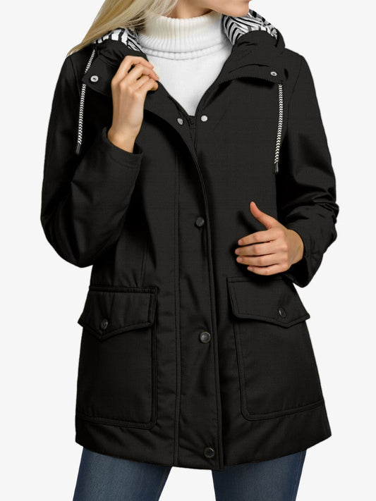 Vue de face de la veste imperméable, capuche ajustée