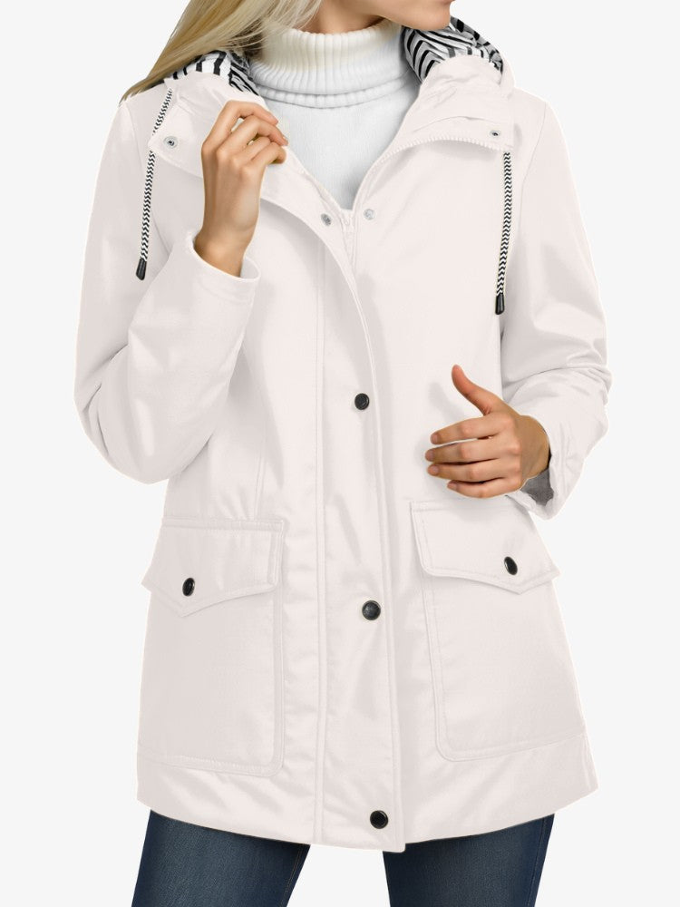 Veste imperméable femme avec capuche réglable et détails réfléchissants