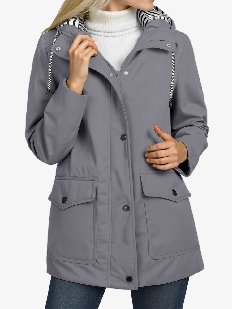 Vue de profil de la veste coupe-vent avec fermeture éclair visible