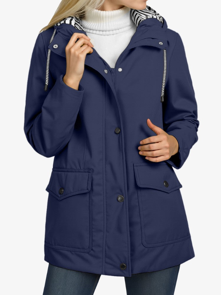 Zoom sur la capuche réglable avec pic pour protection pluie