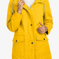 Vue arrière de la veste imperméable montrant la coupe ajustée