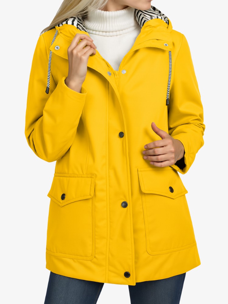 Vue arrière de la veste imperméable montrant la coupe ajustée