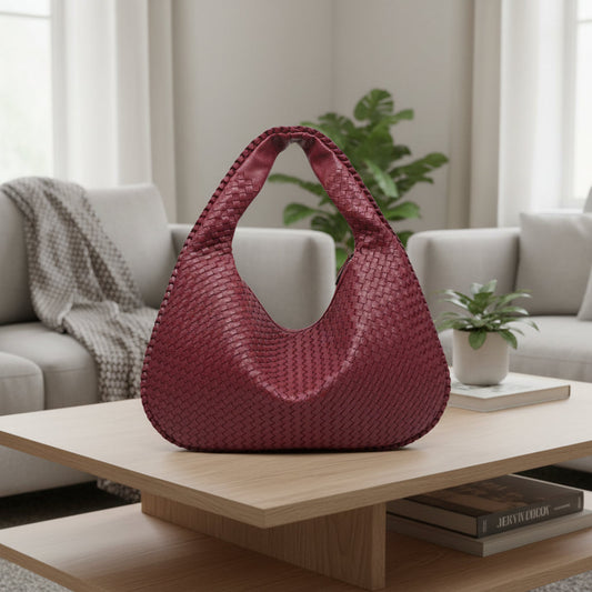 Vue arrière du sac, soulignant sa finition soignée