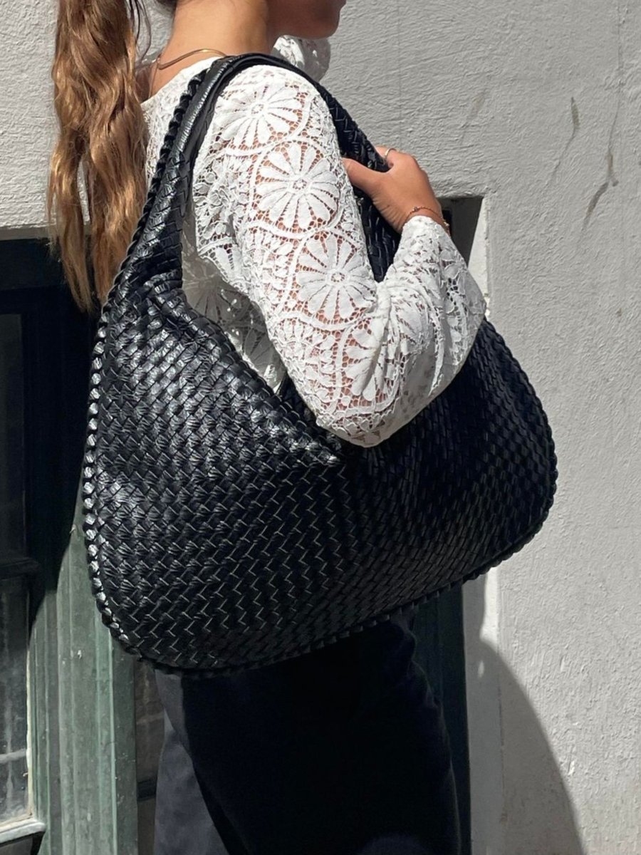 Sac posé sur une surface, mettant en valeur sa durabilité