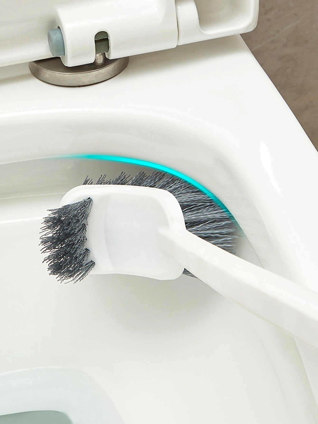 Détail de la tête de brosse nettoyant sous les rebords