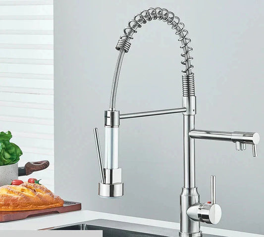 Robinet pivotant à 360° installé sur un évier de cuisine