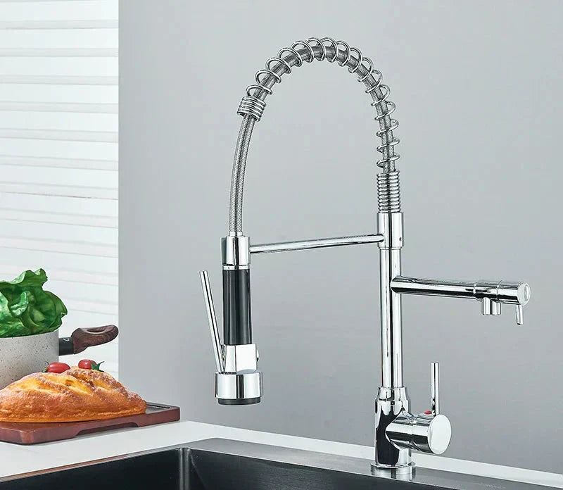 Vue latérale du robinet moderne avec finition chromée