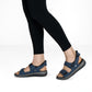 Sandales aquatiques bleues avec bandes ajustables ouvertes