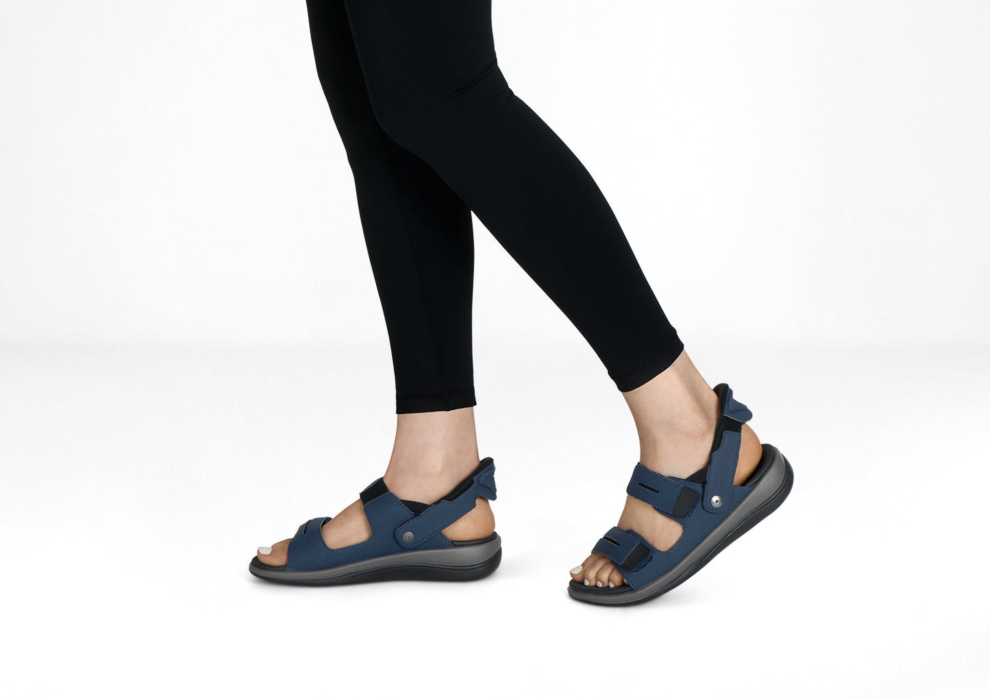Sandales aquatiques bleues avec bandes ajustables ouvertes