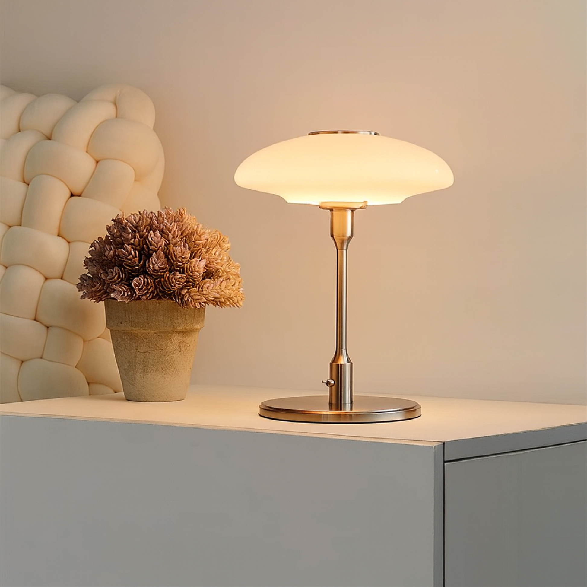 Vue latérale de la lampe scandinave, mettant en valeur sa base en métal