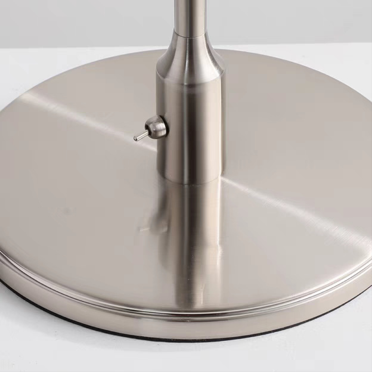 Lampe allumée, diffusant une lumière douce et chaleureuse