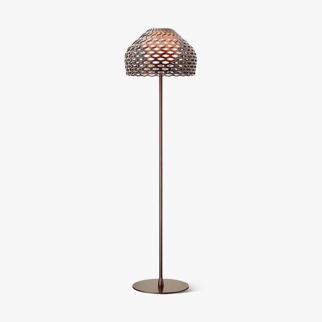 Lampe sur pied avec abat-jour perforé en gros plan