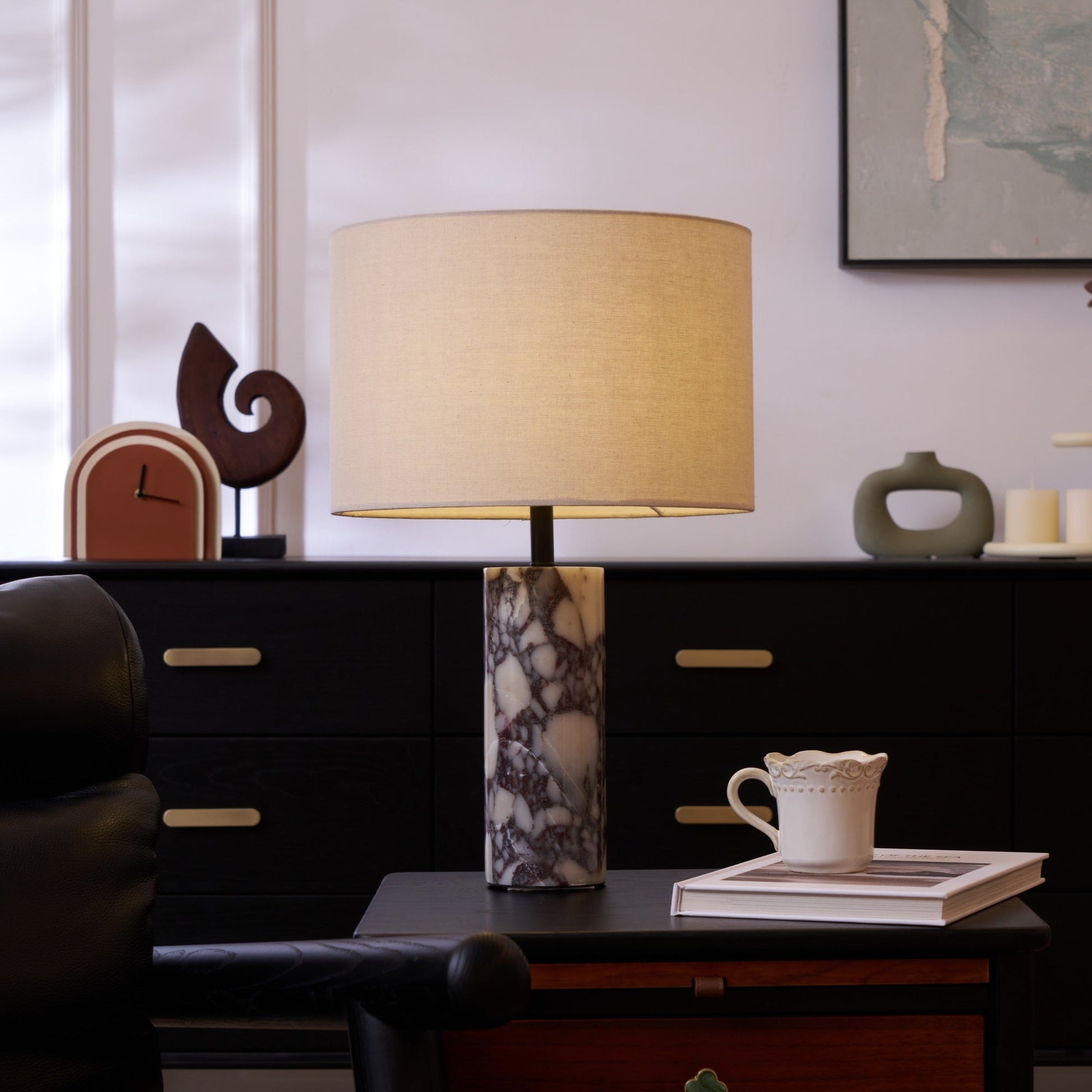 Détail des veines naturelles du marbre noir