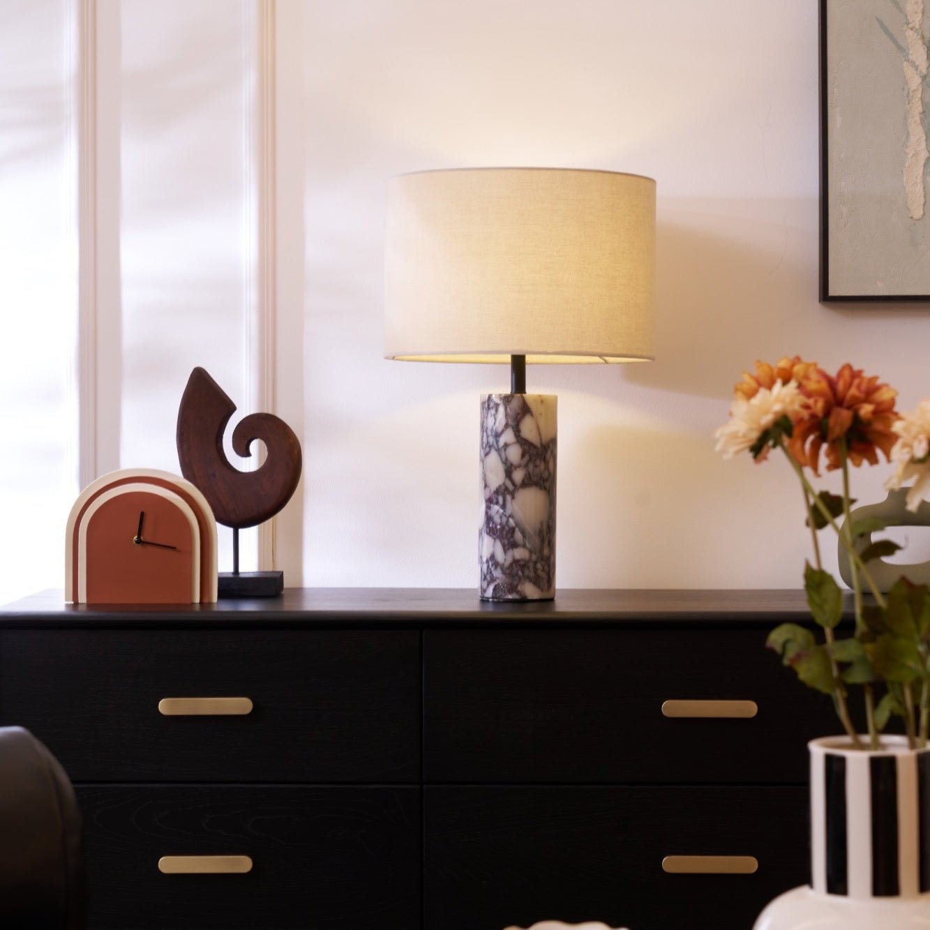 Lampe sur une table de chevet élégante