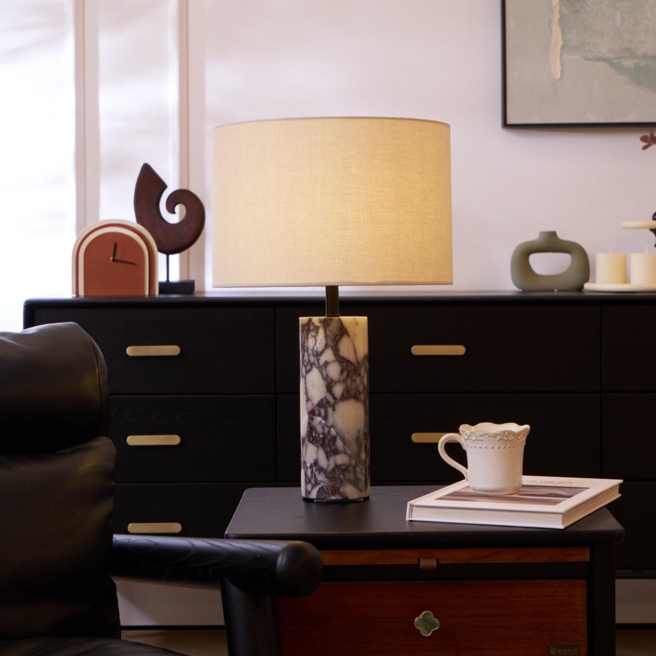 Vue d'ensemble de la lampe dans un salon moderne