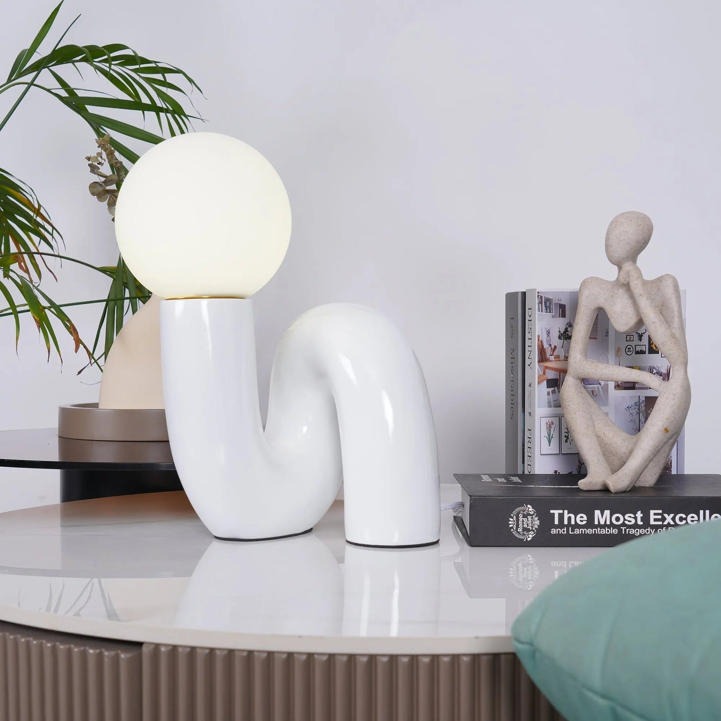 Lampe colorée posée sur une table, éclairage doux