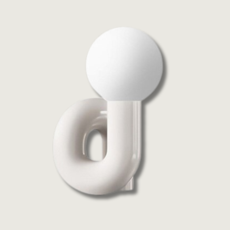 Lampe de table colorée sur fond blanc, vue de face