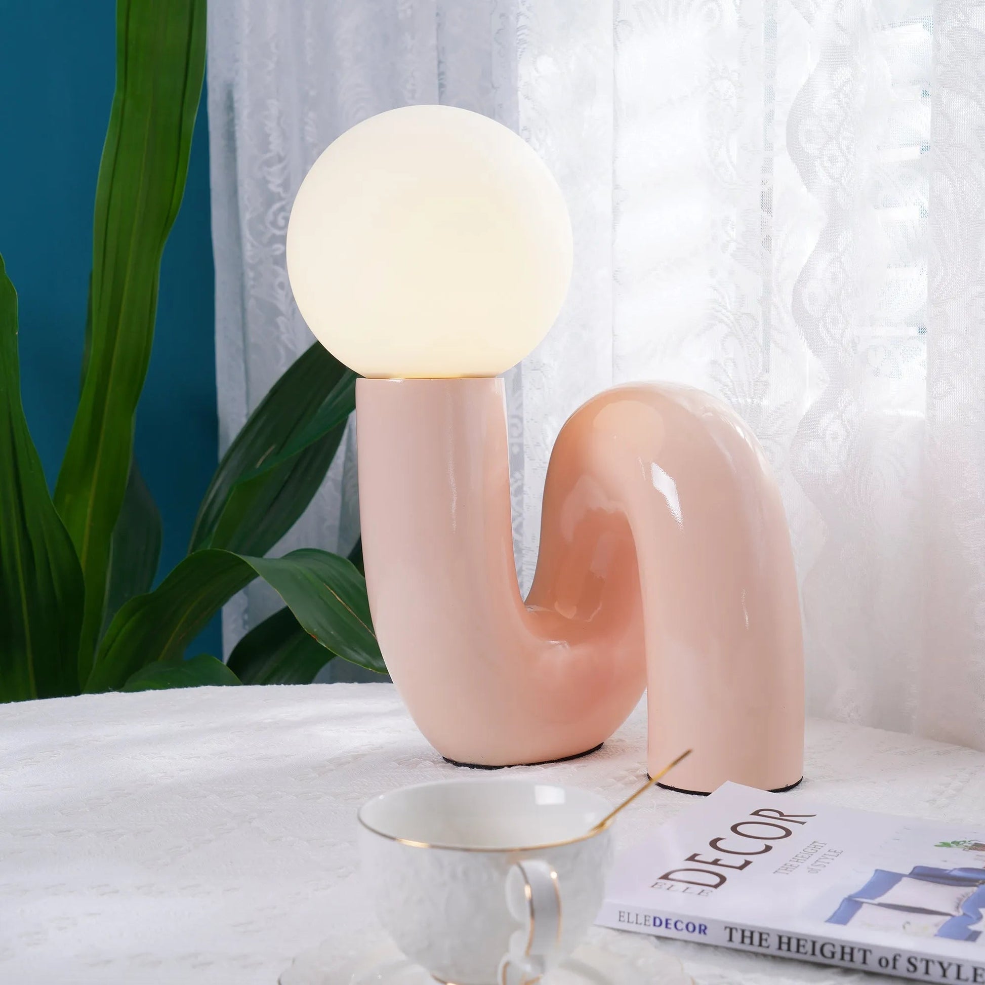 Lampe de table sur une étagère, intégrée à la décoration