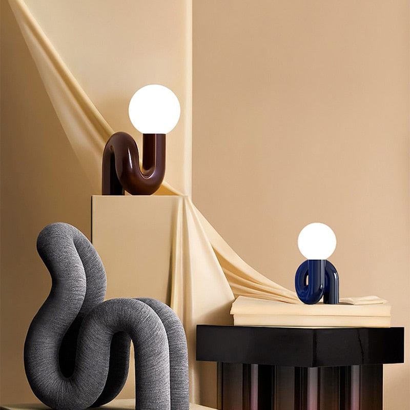 Vue latérale de la lampe, couleurs vives et design élégant