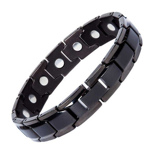 Homme ajustant un bracelet magnétique sur son poignet