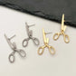 Vue latérale des boucles d'oreilles ciseaux en alliage de zinc