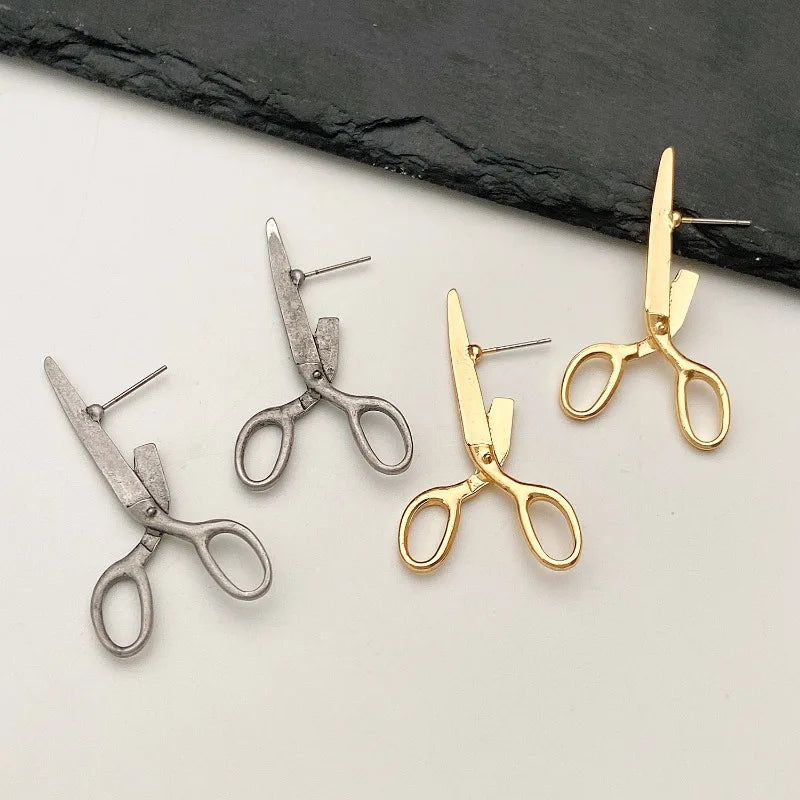 Vue latérale des boucles d'oreilles ciseaux en alliage de zinc