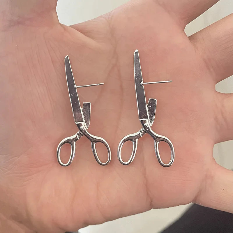 Détail du fermoir des boucles d'oreilles en forme de ciseaux