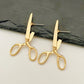 Boucles d'oreilles ciseaux montrées avec un ajustement confortable