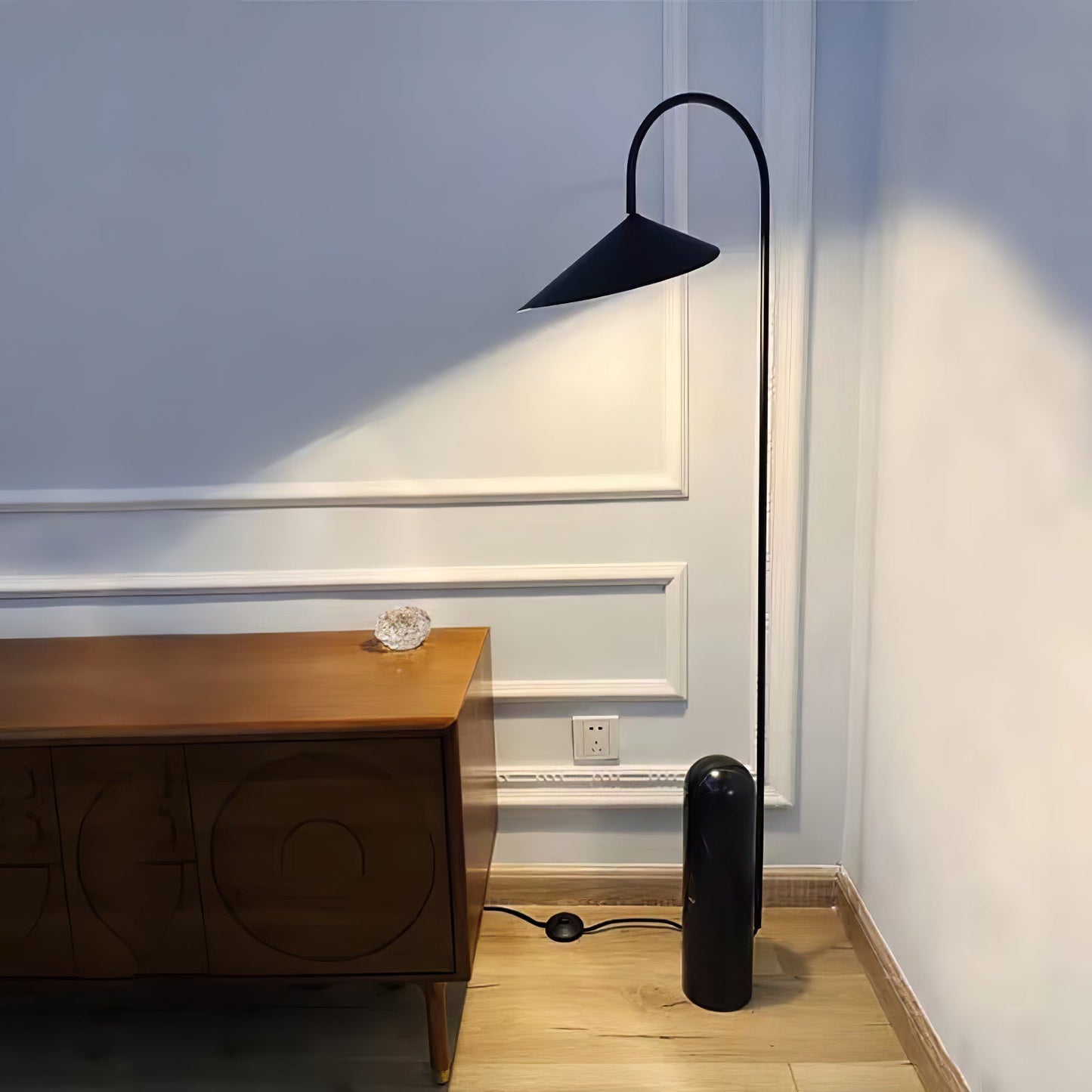 Lampe en métal et marbre, intégrée dans un salon moderne