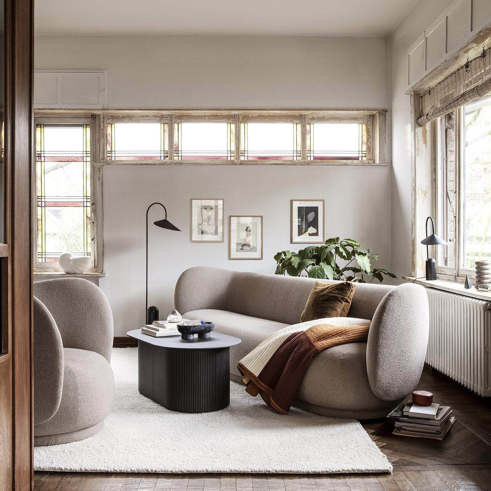 Vue de dessus de la lampe, mettant en valeur le design fin