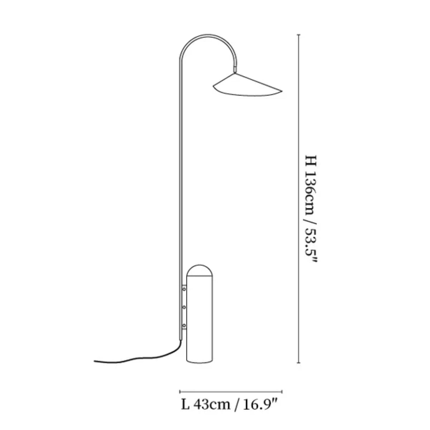Lampe sur pied en métal, éclairant un coin de lecture