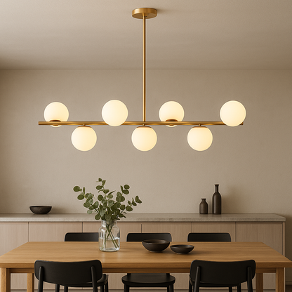 Lustre doré installé dans un intérieur élégant