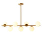 Détail du design moderne du lustre doré