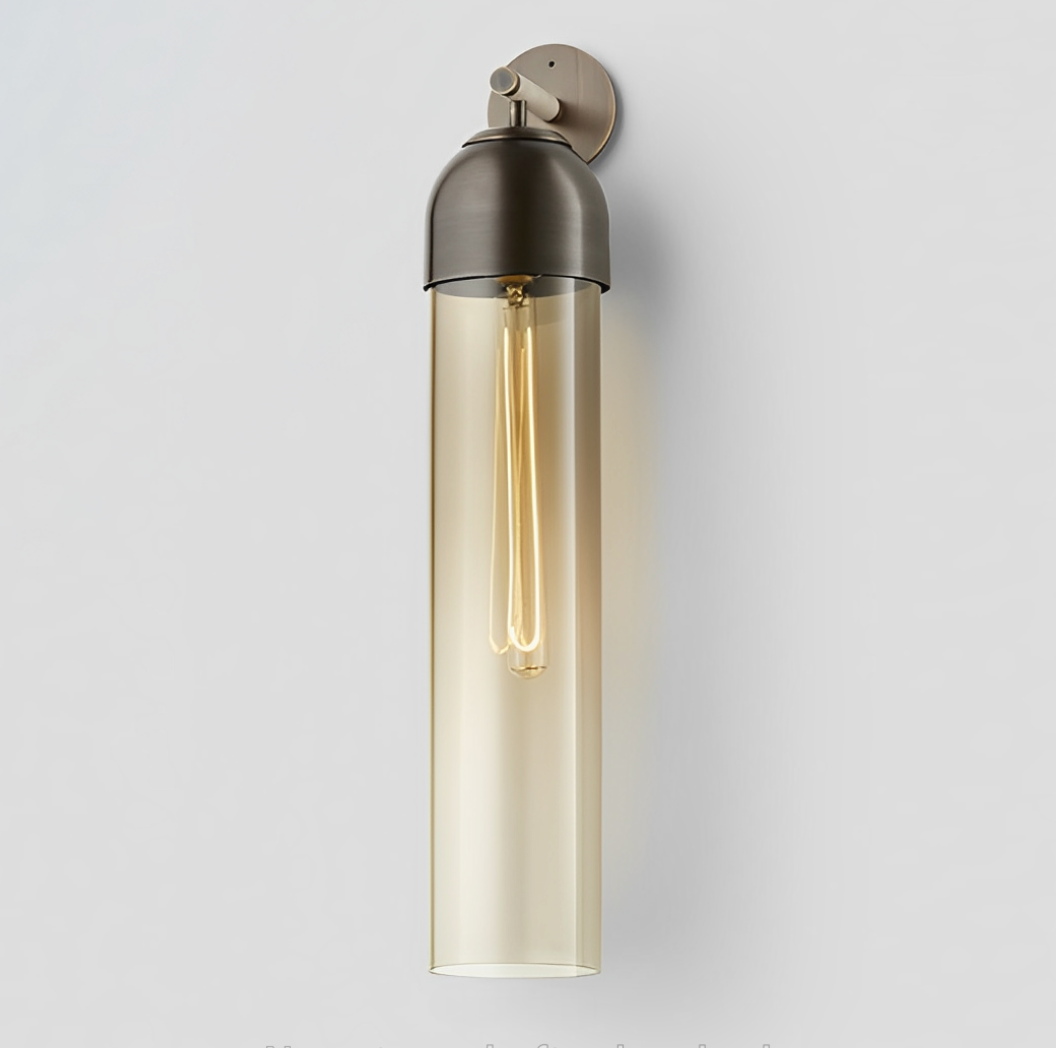 Applique murale en verre installée dans un couloir