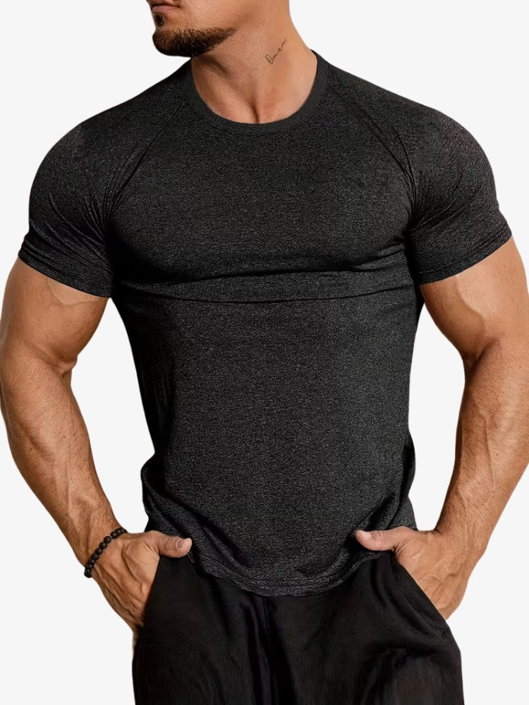 Homme portant un t-shirt ajusté et respirant