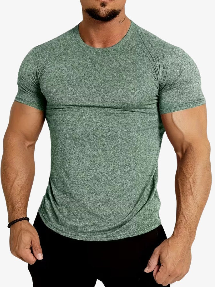 Homme en mouvement avec un t-shirt léger