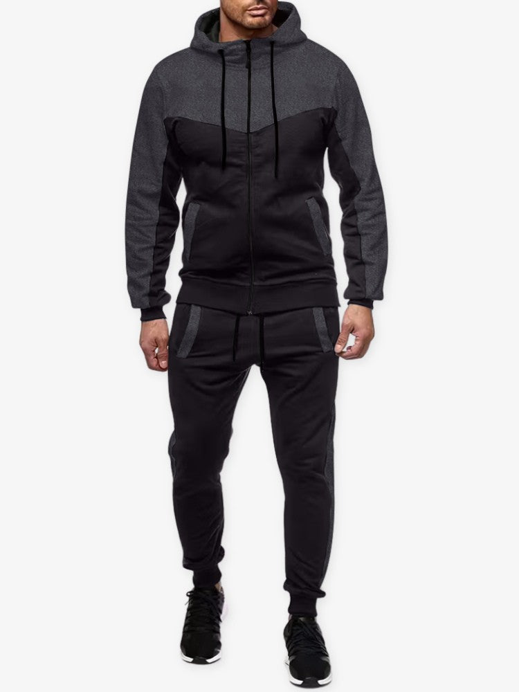 Homme posant en survêtement, mettant en valeur le style sportif