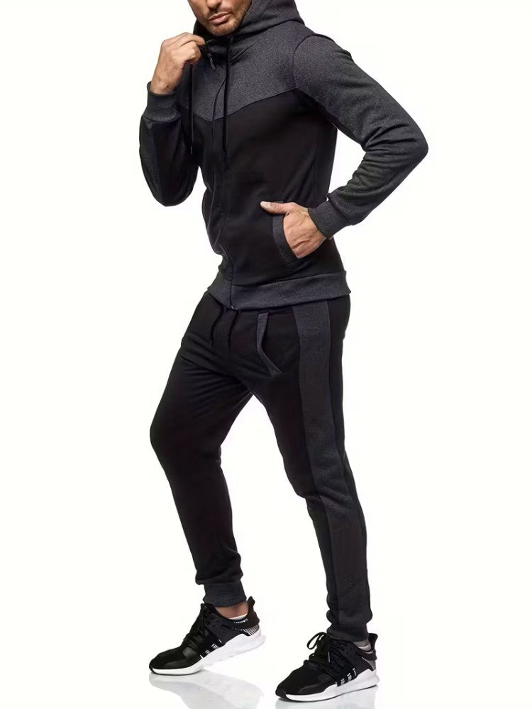 Homme portant un survêtement noir et gris en extérieur