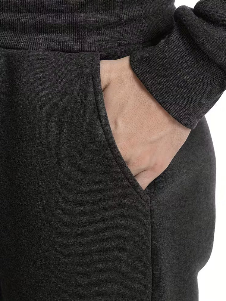 Vue de profil du pantalon de sport avec rayure grise