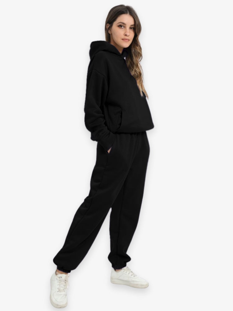 Femme portant un ensemble de sport avec capuche ajustable