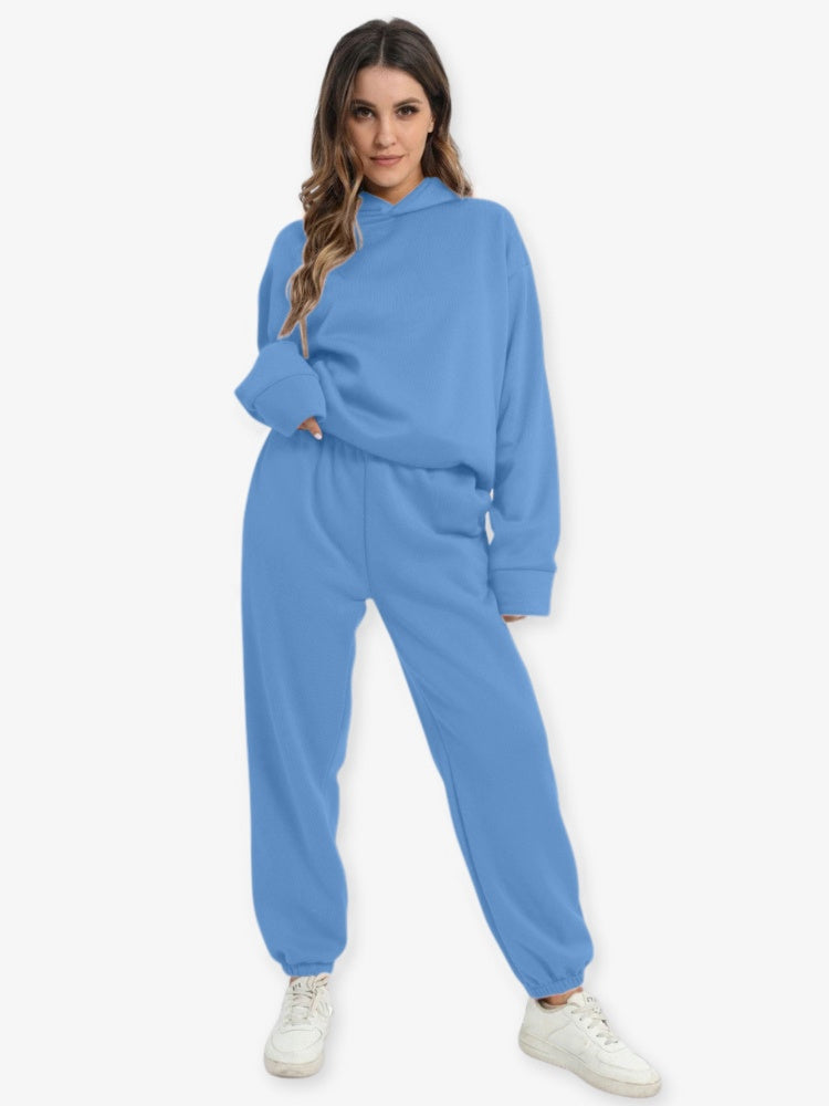 Femme en mouvement portant un ensemble de sport confortable