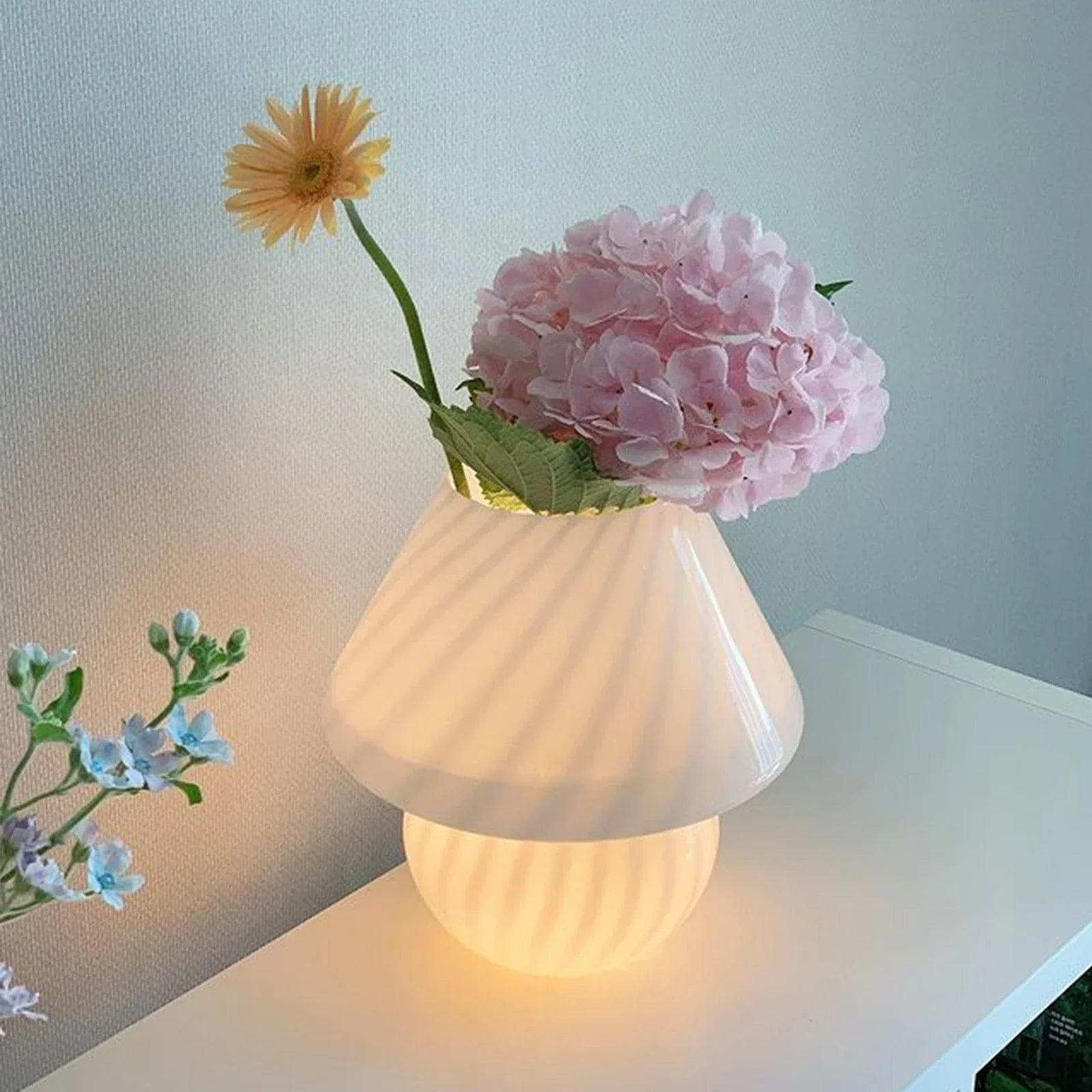 Vue d'ensemble de la lampe dans un espace de travail