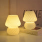 Lampe en verre moderne sur un bureau en bois