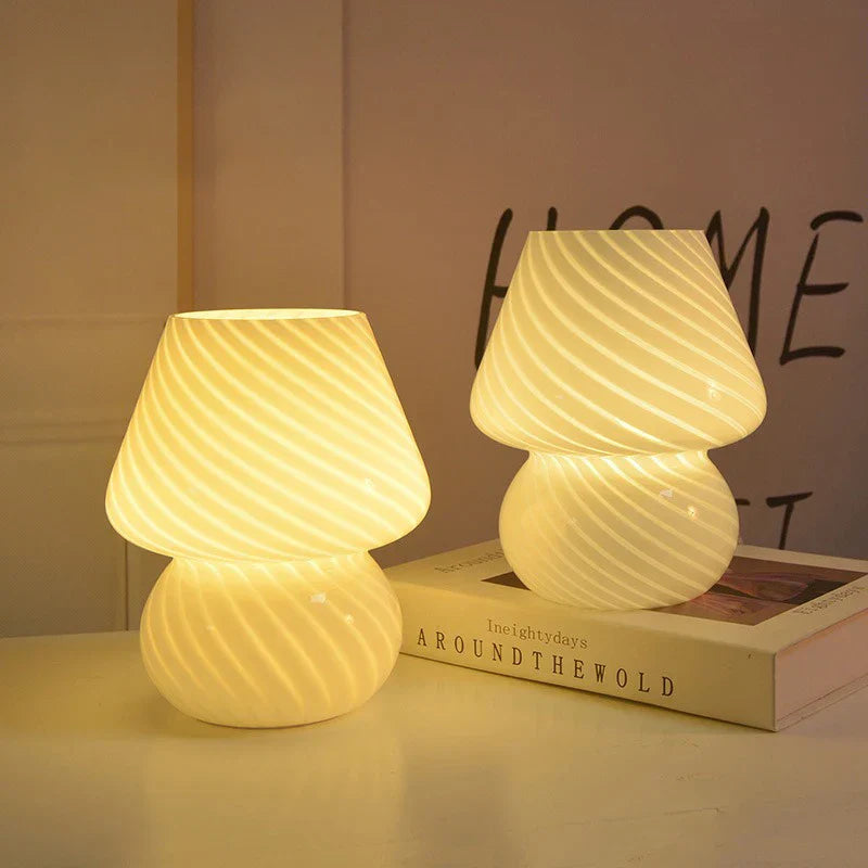 Lampe en verre moderne sur un bureau en bois