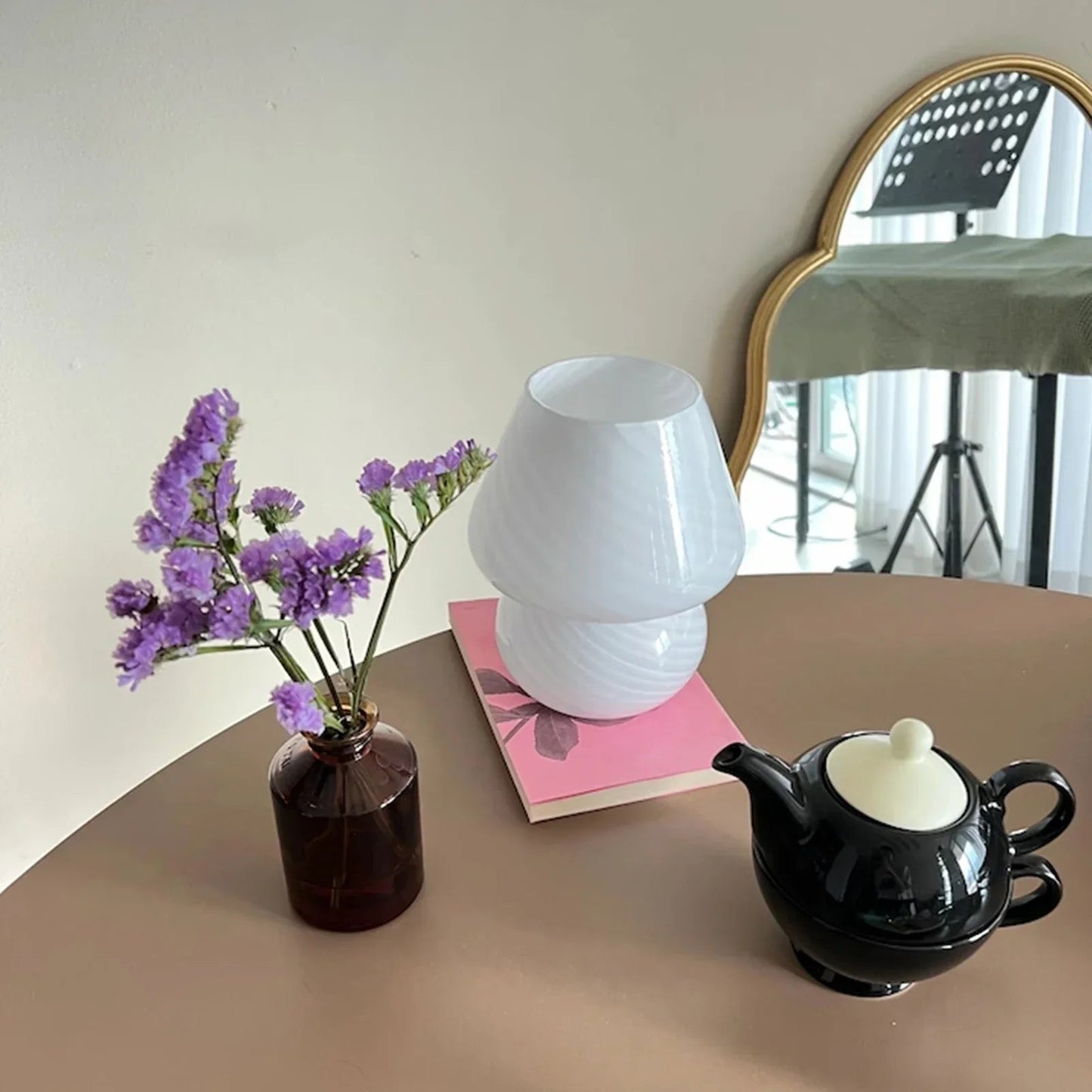 Vue rapprochée de la base en verre de la lampe